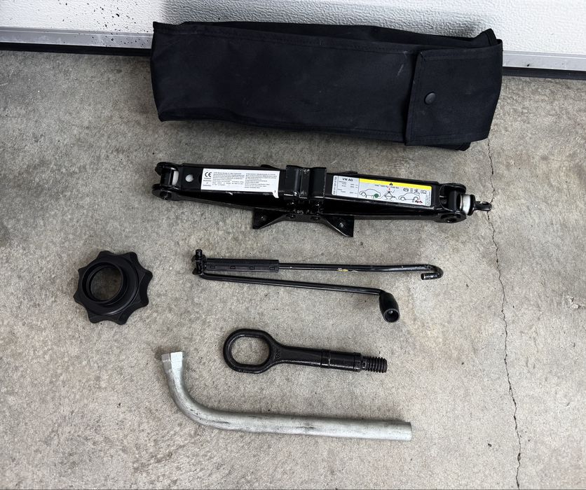 Оригинален авариен комплект за VW патерица,крик,ключ