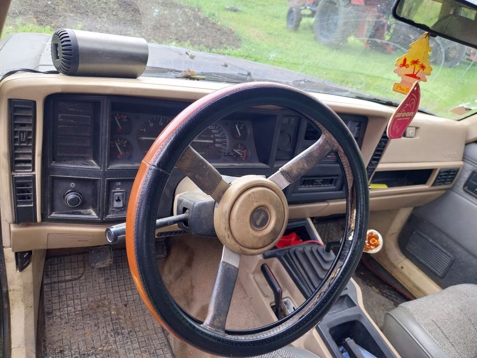 Vând jeep cheroke xj motor 2.1