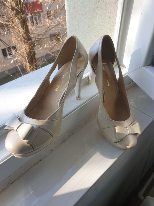 Set rochie mireasă, pantofi și gentuta