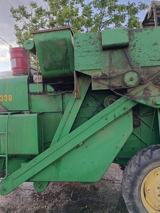 Vând combina John Deere 330
