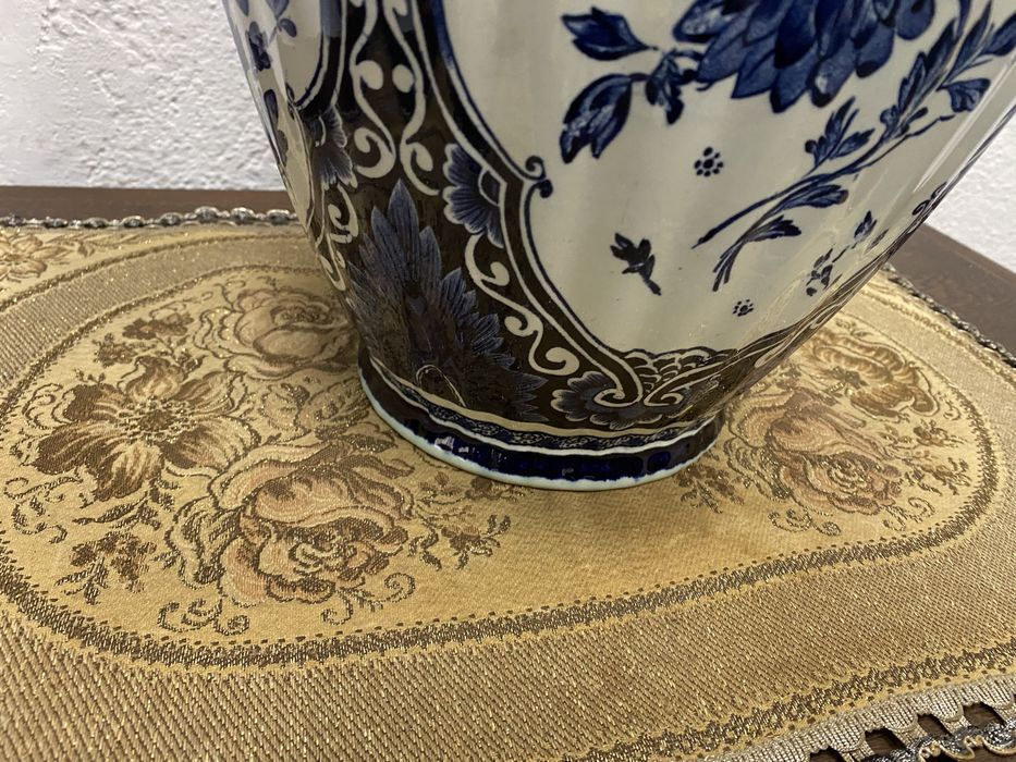 Холандски порцелан Delft синьо бяла ваза с капак Boch