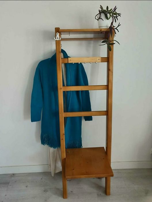 Suport prosop, rustic, din lemn lăcuit, tip scaun cu spătar inalt