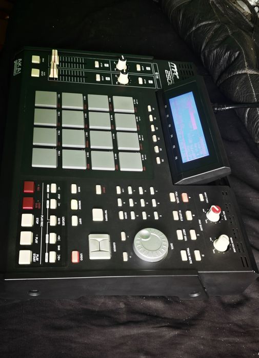 Akai mpc 2500 ,рабочая станция ,сэмплер,драм машина
