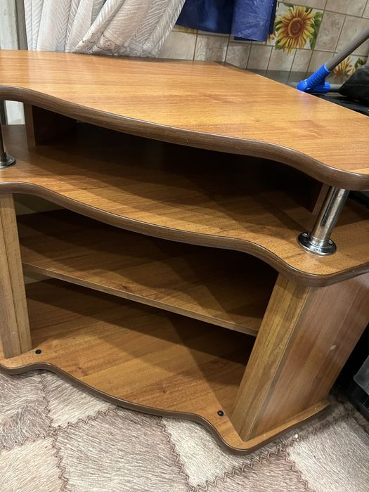 Продам тумбочку под телевизор в хорошем состояние