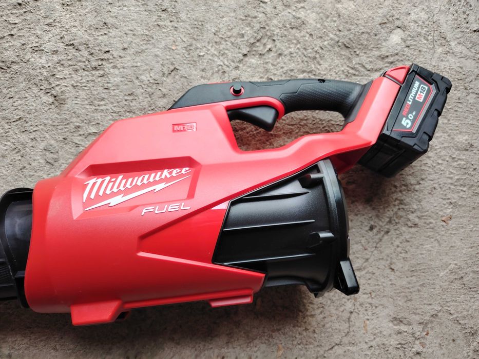 Vând suflanta frunze cu acumulator Milwaukee
