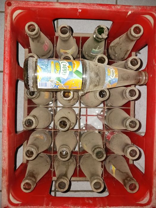 Vând navete complete sticle diverse de suc, bere