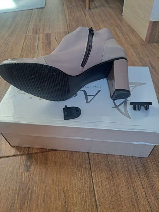 Vând ghetuțe piele