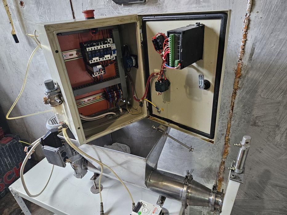 Тестоделител шнеков