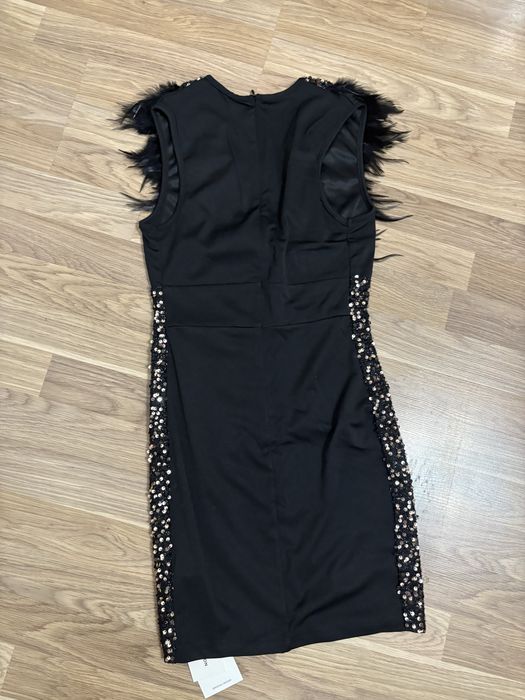 Рокля с пера и пайети