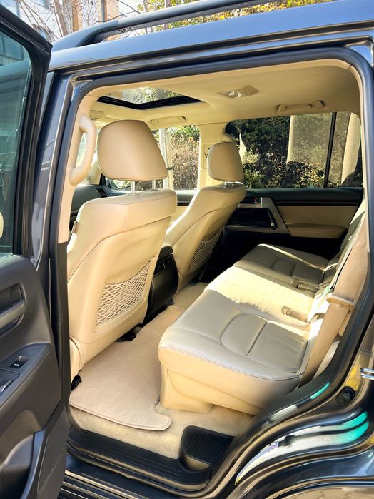 Toyota Land cruiser V8 200 1 Собственик