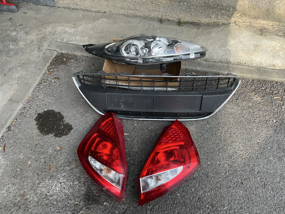 Far dreapta, grilă față, stopuri spate/ Ford Fiesta2009-2014