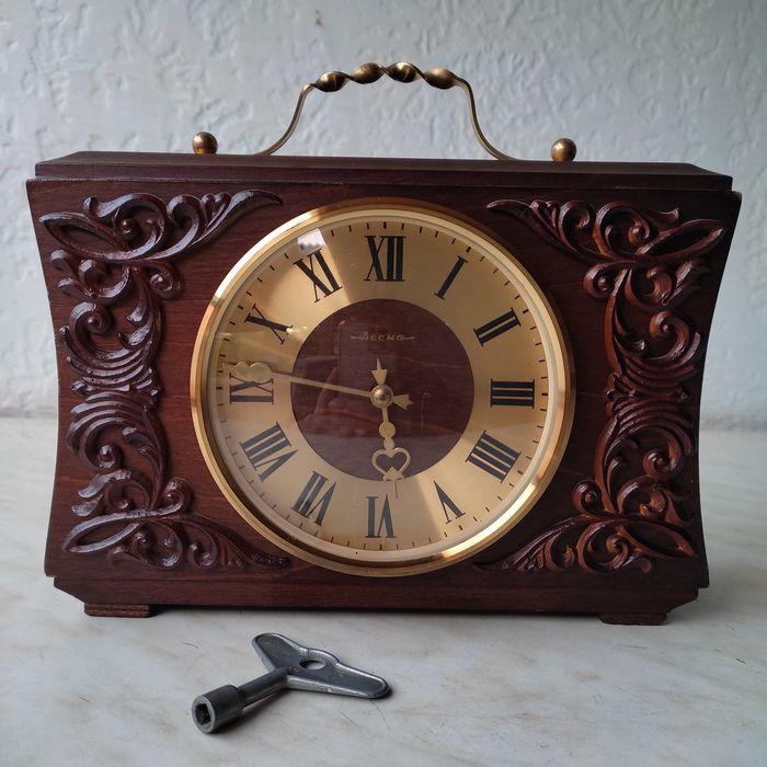 Настольные часы «Весна» (СССР)