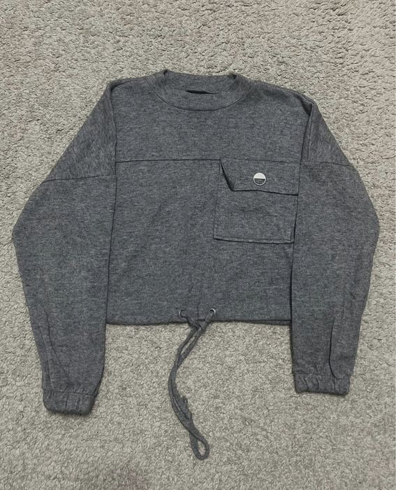 Bluză gri cu maneci lungi și buzunar frontal