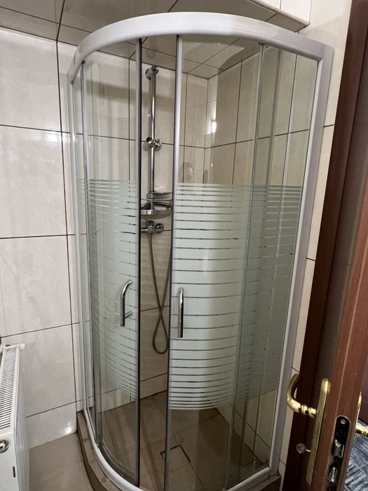 Usi din lemn si mobilier+accesorii baie in stare buna