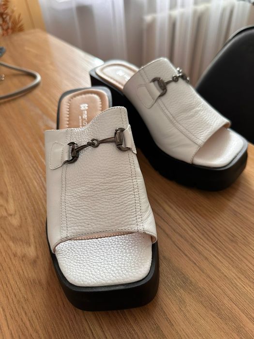 Продам шлепки кожаные новые