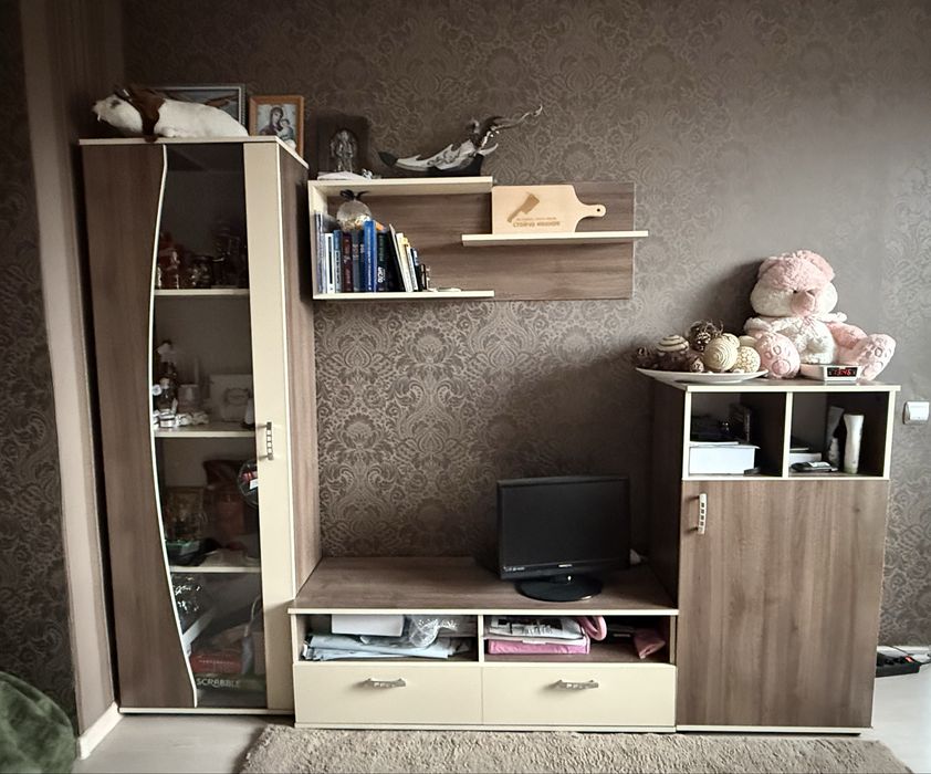 Холна секция с витрина – запазена, светли цветове