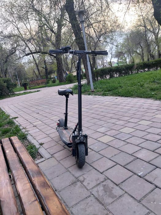 Электро самокат с сидушкой.