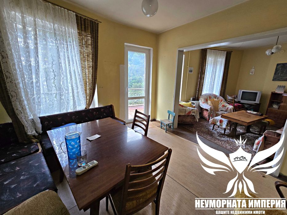 Продавам триетажен хотел с РЗП 870кв и парцел 830кв. в Нареченски Бани