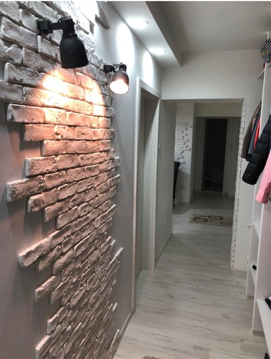Închiriez apartament cu 2 camere (făcute  3), în zona Camerei de Comerț