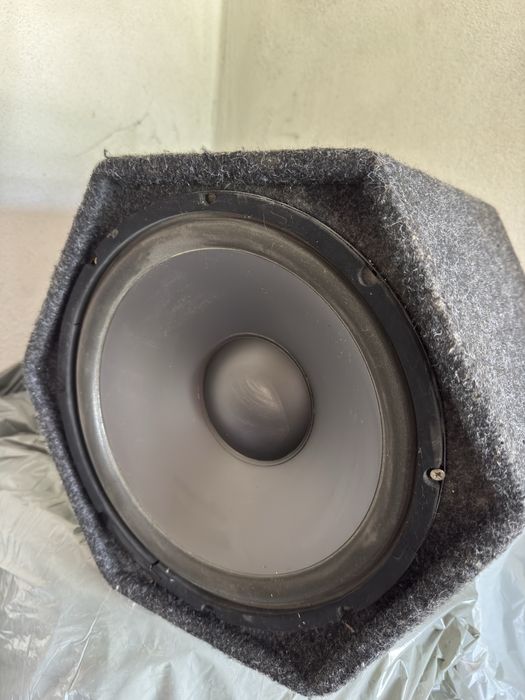 Празна субуферна кутия за 12” говорител (30 см) бас каса
