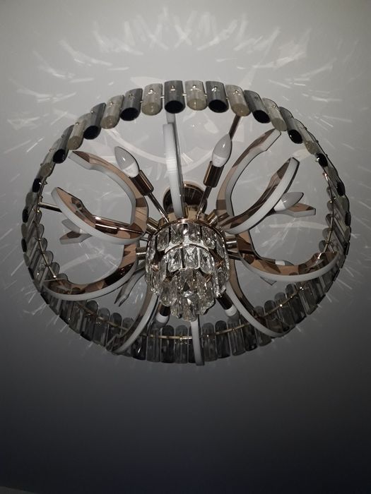 Продам  люстру    8 - ми   рожковую