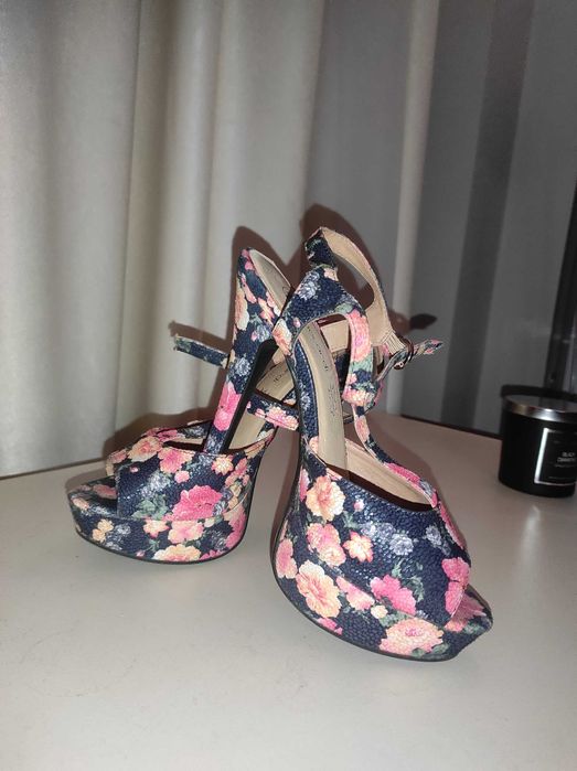 Босоножки летние на каблуке