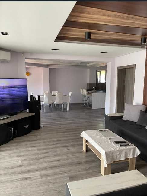 Дава се под наем Тристаен апартамент в Варна, Център - 160 кв.м за 1100 € - Снимка #4