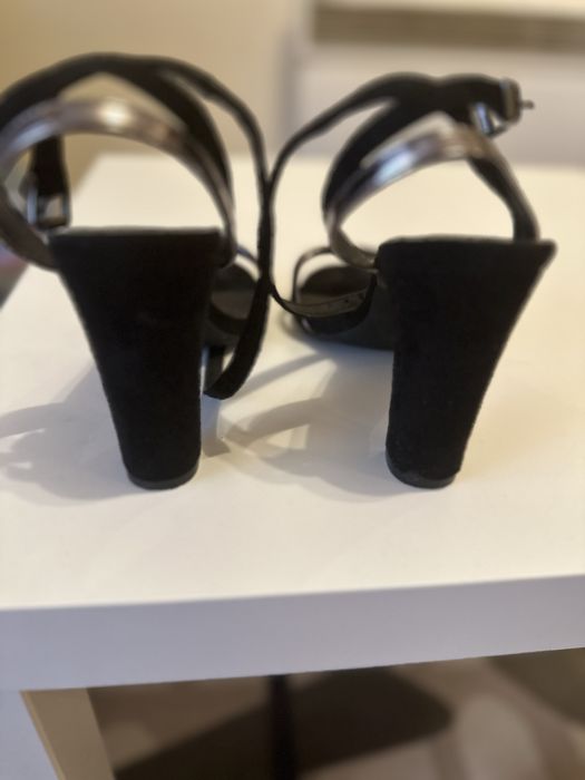 Сандали на висок ток