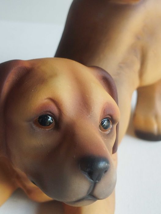 Винтидж фигура на игриво кученце лабрадор