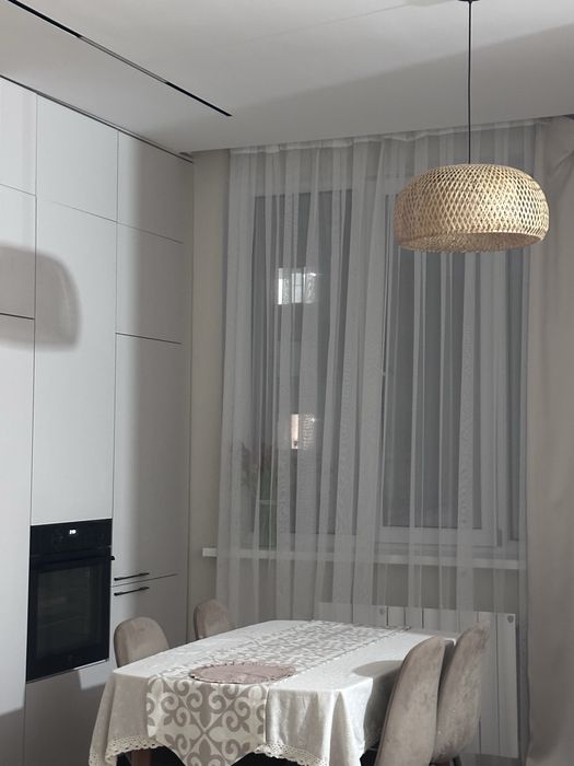 Стол со стульями.