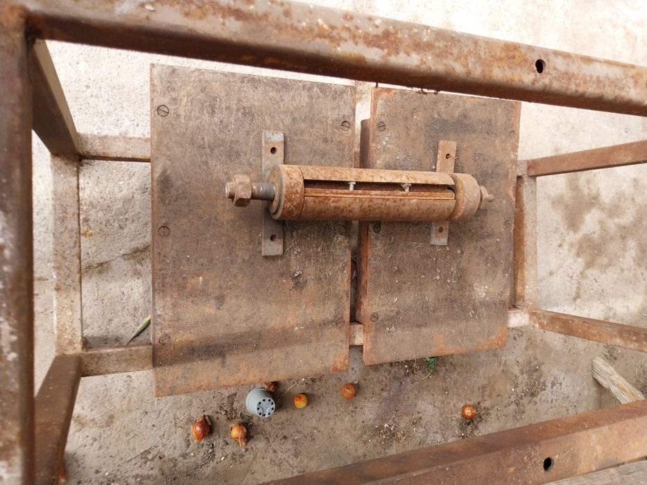 Vând abricht cu trei cuțite de 30 cm,,