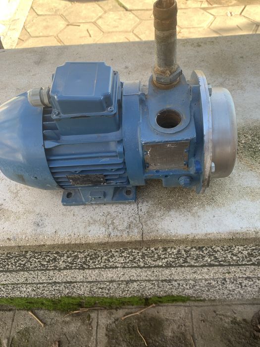 Помпа за восоко налягане почти нова с голям дебит и високо налягане