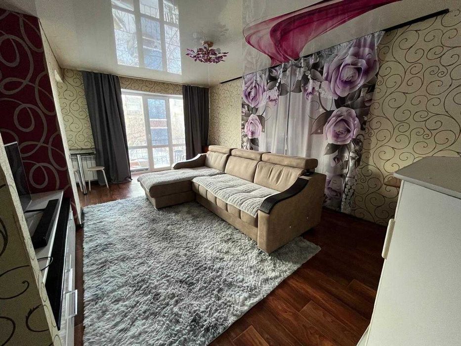 Продам 2комн студию возле Аян пассажа. 2эт.