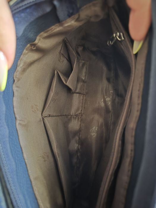 Дамска чанта с капси 

Стилна черна чанта с метални