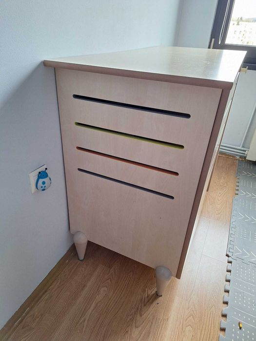 masa de infasat bebe / dulapior de haine