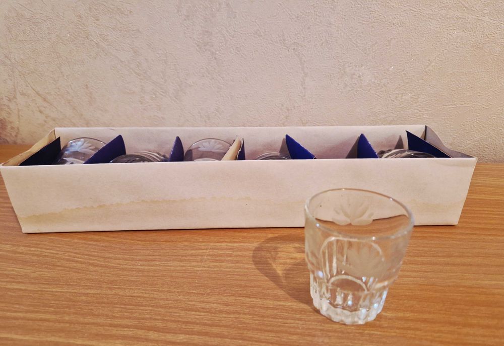 Продам  посуду (пиалы, графины, салатницы, рюмки)