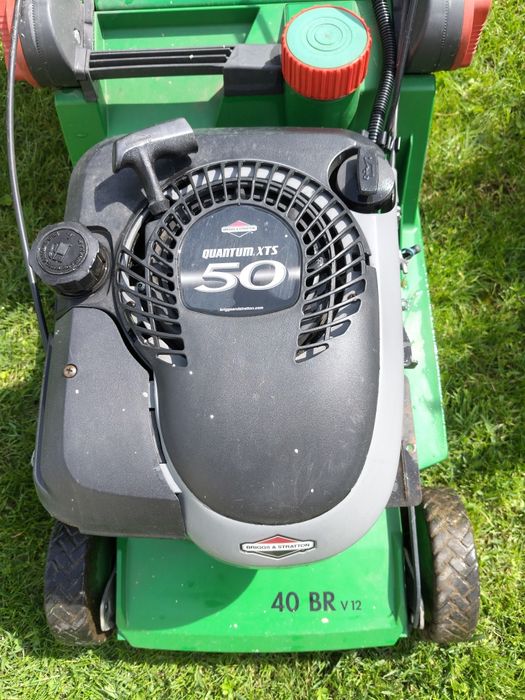 Mașina tuns gazon Briggs&Stratton.