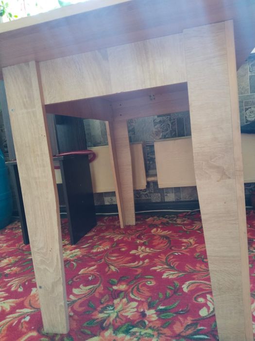 Продается стол с стульями (4 стулья)