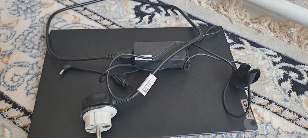 Lenova V15 satiladi taza kop paydalanbadim