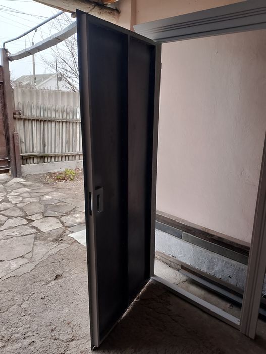 Продам железную дверь