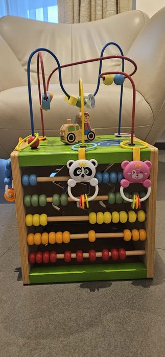 Cub multifuncțional, interactiv din lemn cu ceas