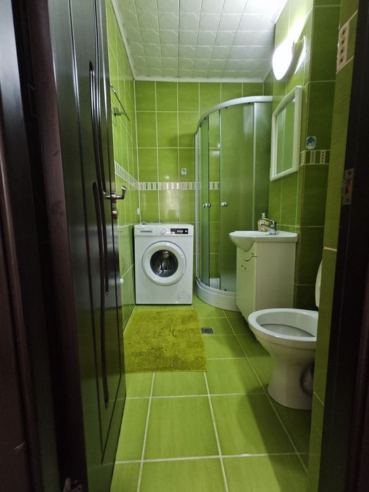 P F Vând apartamente 3 camere decomandat etajul 3 din 4 zonă centrală