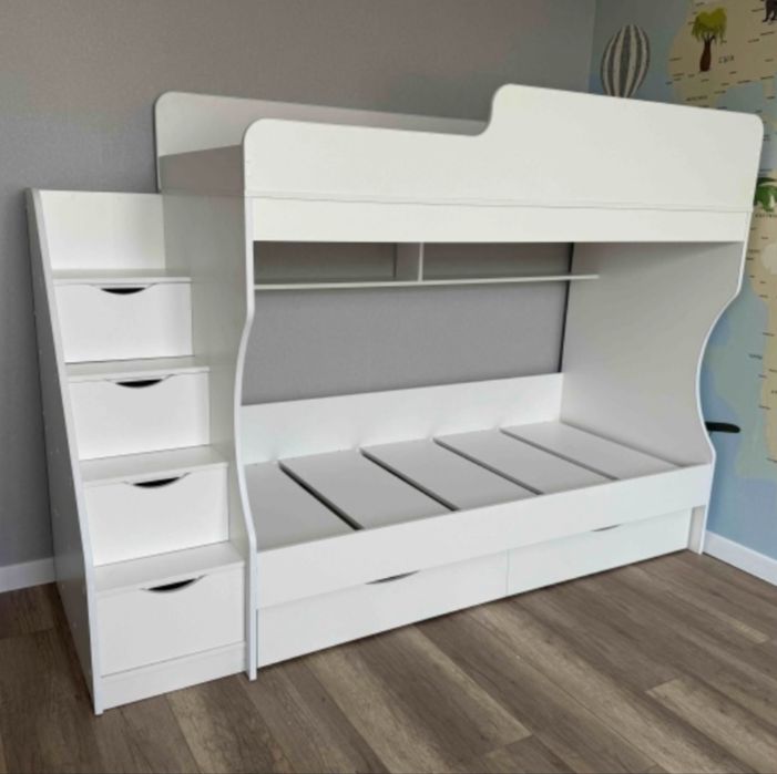 Двухэтажная кровать со ступеньками
