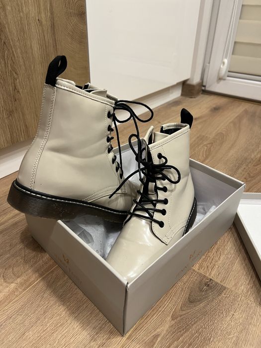 Бежови зимни боти