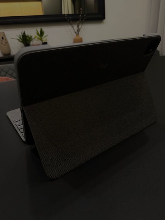 Клавиатура Logitech Combo Touch iPad Pro 11 Graphite