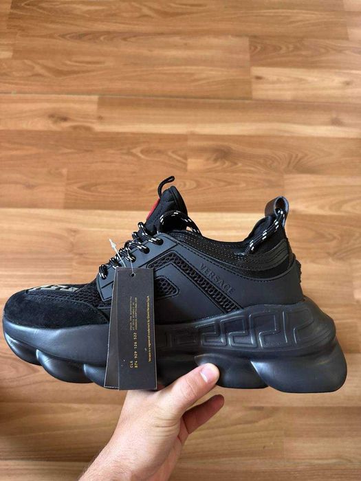 Sneakers Versace cu eticheta (nu Nike, Gucci, Adidas, Balenciaga)