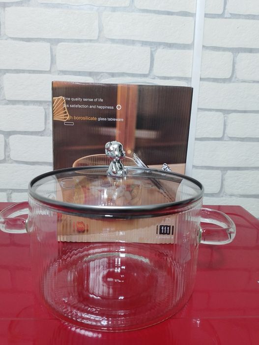 Универсальная кастрюля с крышкой.