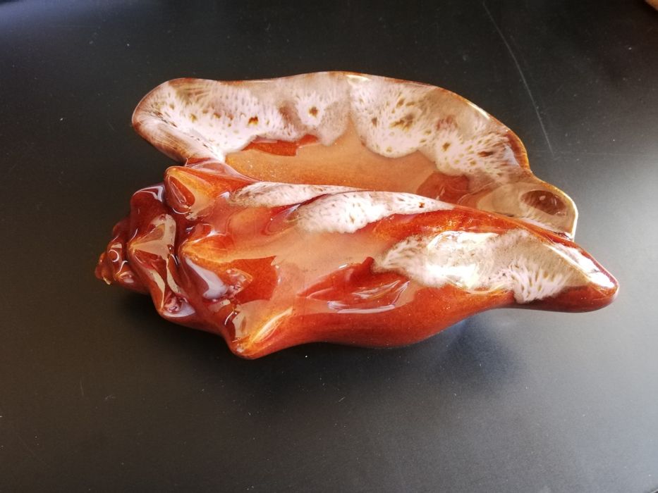 Прекрасен пепелник с форма на раковина. Подарък, декорация.