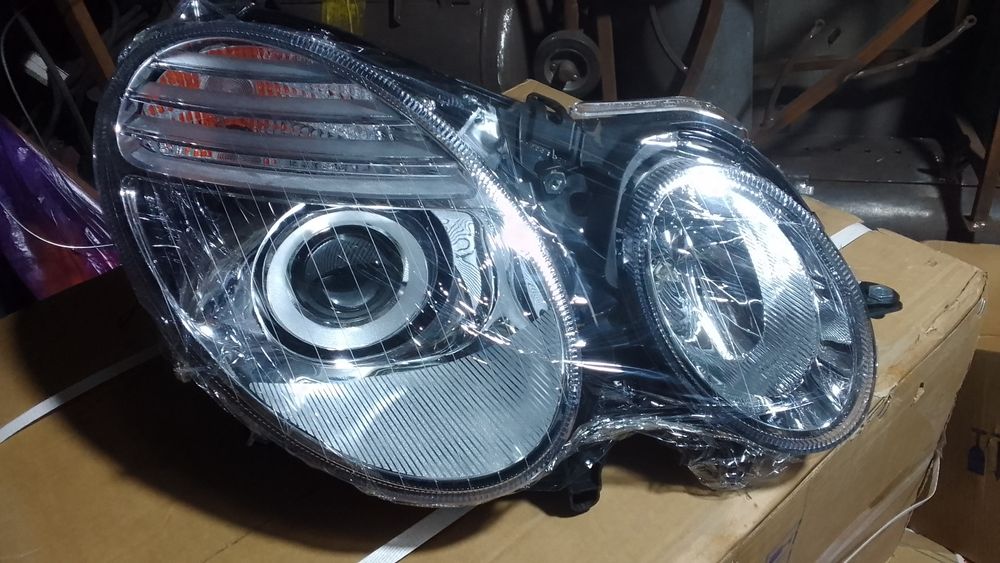 Фара правая Мерседес 211 новая