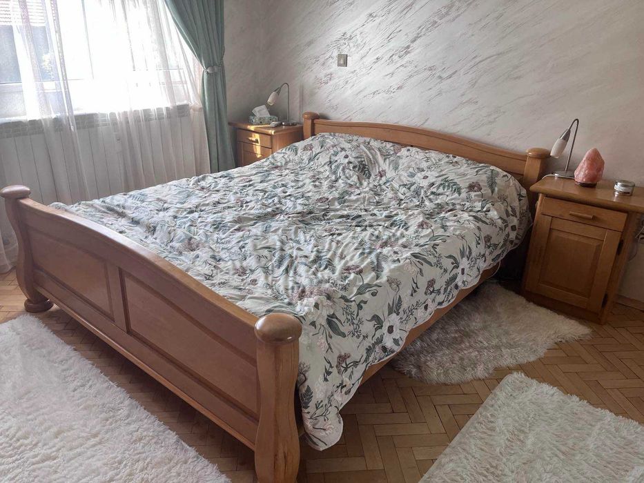 Масивна спалня с матрак и две нощни шкафчета 160×200 – автентичен класически стил, изключителна изработка